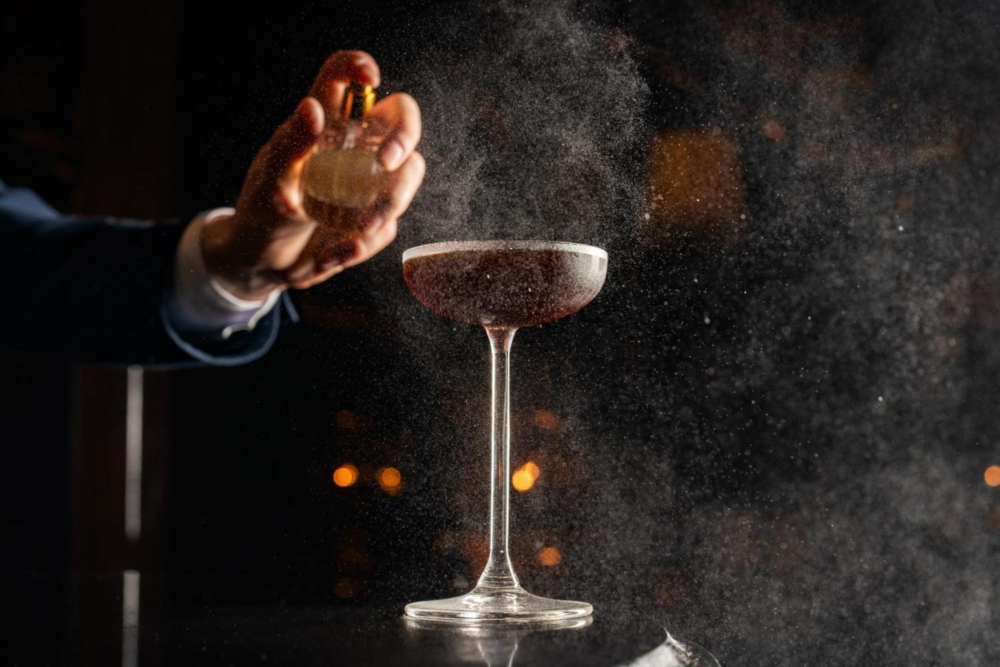 Rosewood São Paulo Hotel Exterior foto A bartender dusting a cocktail with ground nutmeg